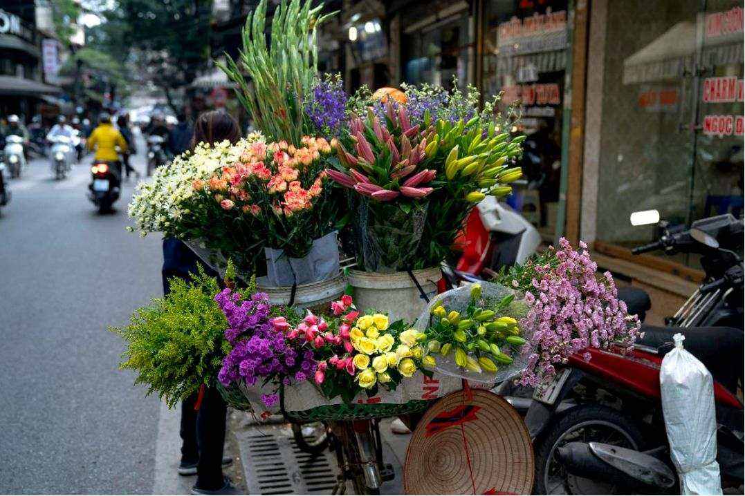 Hand-tied bouquet hero