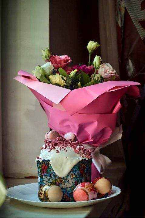 Vibrant mixed roses bouquet